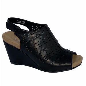 CL by LaundryTINDLY Peep Toe Lasercut Sandal 6.5